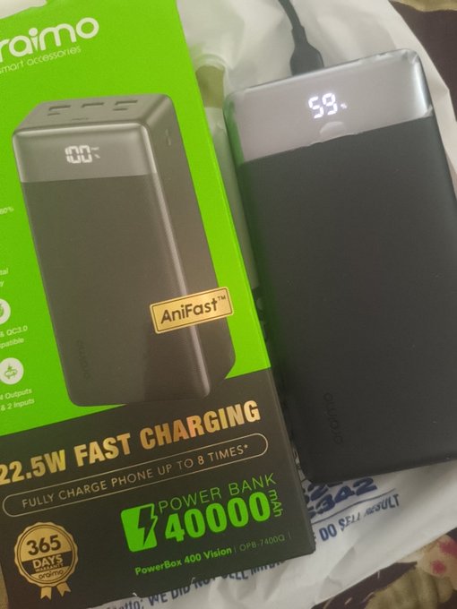 A Oraimo PowerBox 400 Vision power bank (40000mAh, 22.5W fast charging) sits next to its packaging, showing a 59% charge on its digital display — the new device the poster credits with helping them continue their daily 1k replies streak despite poor lighting.