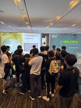A crowd gathers around the busy "Be Loft" booth at a conference, with screens displaying "The Iron Ripper Laser for AI" and "KBW 2023." The image captures the packed attendance described in the post, though the visible branding suggests this may be a different exhibitor than Verona, showing attendees clustered around displays and signage throughout the venue.