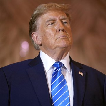 US Senators are calling for an SEC investigation into President Trump's crypto memecoin, accusing him of a "rug pull." The image shows Donald Trump, the subject of these accusations.