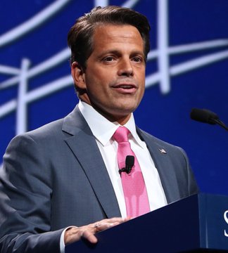 In this image, Anthony Scaramucci speaks at a podium, emphasizing his support for Bitcoin's significance as a revolutionary invention. The post further highlights Scaramucci's assertion that Bitcoin doesn't require a narrative because its importance speaks for itself.