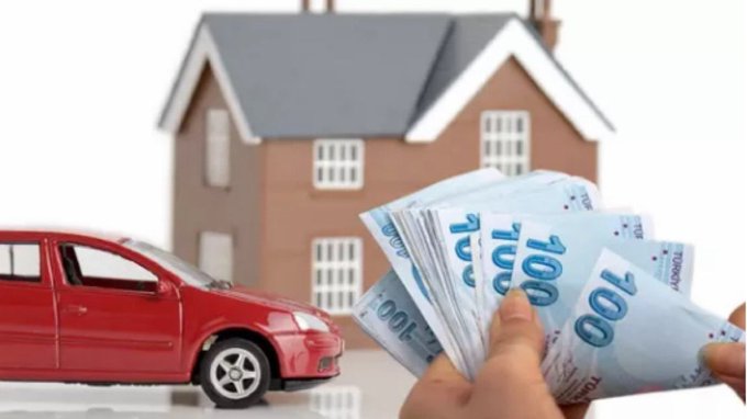 The image shows a person holding up a stack of 100 Euro bills against a backdrop of a red toy car and a real house with a gray roof. The text "In İzmir, a civil servant sold his house for 6,000,000 TL" is present in the image. This suggests that the person might be discussing or comparing the value of the money they have received from selling their house to the worth of Bitcoin, which has been valued at approximately 6,000,000.