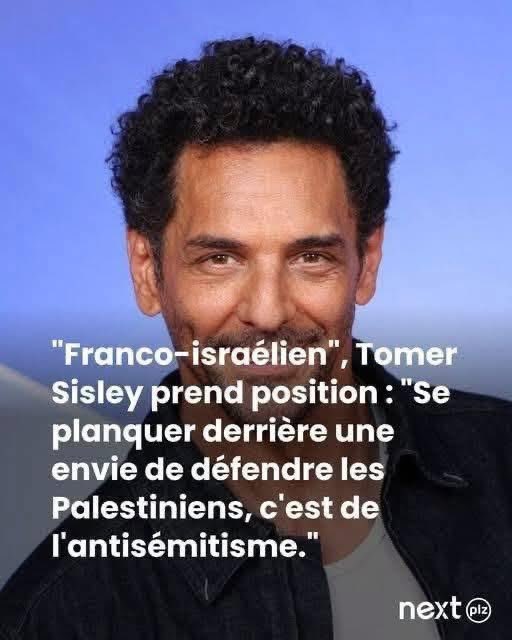 A photo of actor Tomer Sisley smiling against a blue sky background, with overlaid French text: 'Franco-israélien, Tomer Sisley prend position: Se planquer derrière une envie de défendre les Palestiniens, c'est de l'antisémitisme.' and the 'nextplz' logo in the corner.