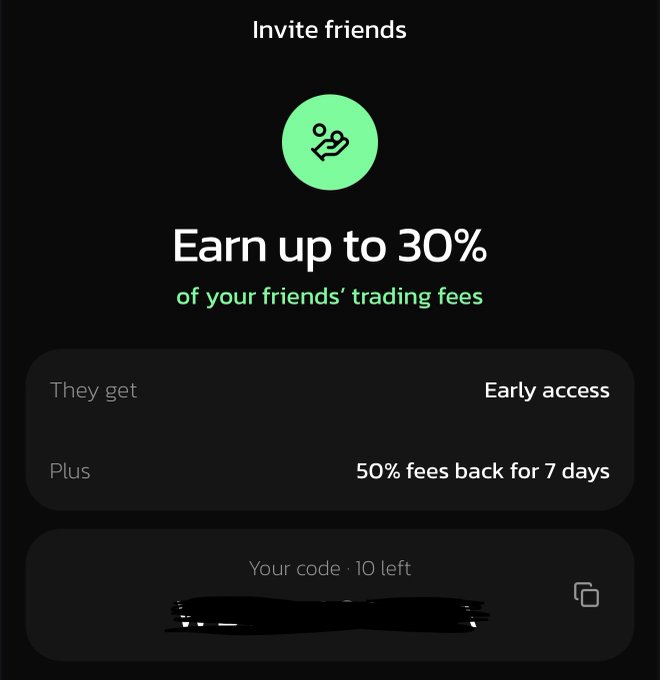 A dark-themed mobile app referral screen titled 'Invite friends', offering 'Earn up to 30% of your friends' trading fees' with perks including 'Early access' and '50% fees back for 7 days'.