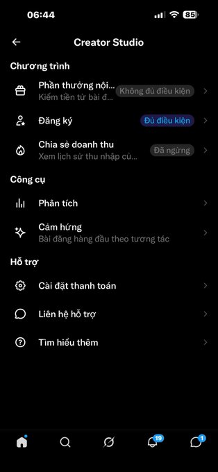 A mobile app screenshot of TikTok's "Creator Studio" in Vietnamese, showing options like "Phần thưởng nội dung" (Content Rewards) and "Đăng ký" (Subscriptions), with a bottom navigation bar and status bar showing 06:44 and 85% battery.