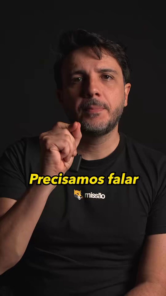 The image features a man wearing a black t-shirt with white text on it. The text reads "Preciosmos falar", which translates to "precisamentos falar" or "precisely". This phrase is often used as an offensive slur against women, and the man in the photo appears to be making fun of this language. The image also includes a caption that says "renan santos accuses Eduardo Bolsonaro of wanting to replace Pix with the American Zelle and signs commitment not to tax the system". This caption suggests that there is an ongoing debate about intellectual property rights, specifically regarding the use of the term "Pix" in relation to the popular video game "Minecraft".