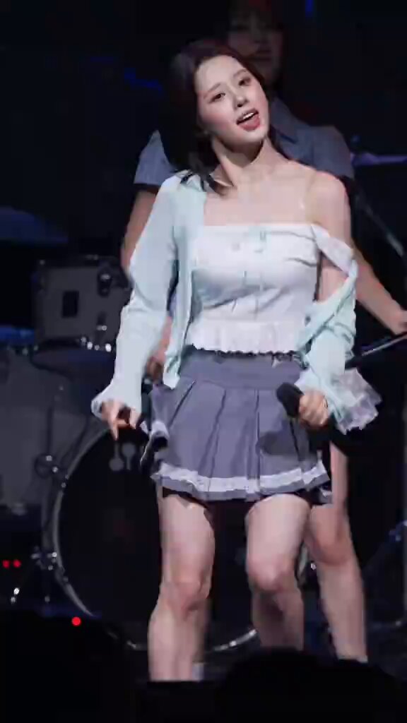 The image features a woman standing on stage, wearing a skirt and a white top with a blue sweater over it. She has her hair styled in an updo and is holding a microphone while performing. The background of the image shows a drum set, indicating that she might be part of a band or musical performance. The post includes text such as "6.06梭哈晨抄底的时候被 @hebi555 何老师按住了，这个周末能有点不一样吗? 2. $ETH 被清算最多的资产,只能说抄底以太坊你将拥有不幸。"