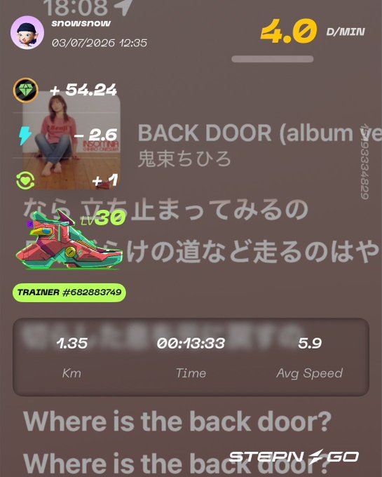 A fitness app screen showing a walking/running session with 1.35 km in 00:13:33 at 5.9 avg speed, featuring 'BACK DOOR (album ver.)' by 鬼束ちひろ and a 'STEPN GO' sneaker NFT.