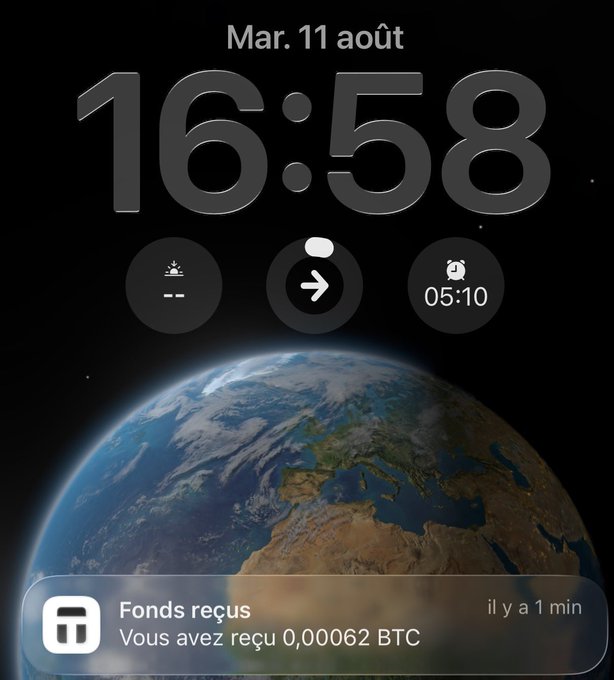 An iPhone lock screen dated 'Mar. 11 août' at '16:58' shows an Earth wallpaper with a notification reading 'Fonds reçus: Vous avez reçu 0,00062 BTC il y a 1 min'.