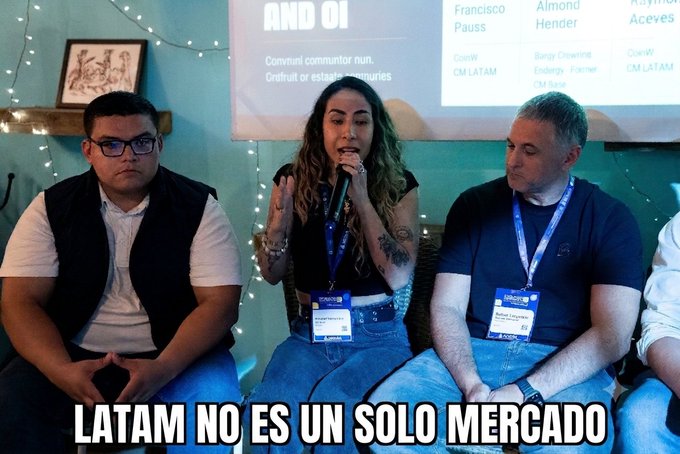 Three panelists sit on a stage with one woman speaking into a microphone; the text 'LATAM NO ES UN SOLO MERCADO' appears at the bottom, with a presentation showing names like Francisco Pauss and Sergy Crawling.