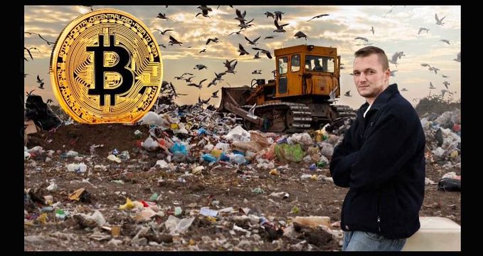 A man stands with crossed arms in a landfill site scattered with trash, next to a bulldozer and a large Bitcoin coin graphic, illustrating the Vietnamese caption's story of a man who spent millions searching for a hard drive containing the private key to a wallet with 8,000 BTC mined in 2013 that he accidentally discarded—effectively burning those coins forever.