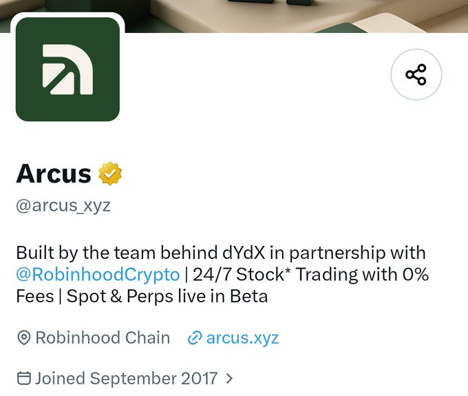 A Twitter profile screenshot for "Arcus" (@arcus_xyz), displaying its dark green logo and bio stating it was "Built by the team behind dYdX in partnership with @RobinhoodCrypto" with "24/7 Stock* Trading with 0% Fees" and "Spot & Perps live in Beta" on the Robinhood Chain. The image directly supports the post's claims by visually confirming the project's association with dYdX, its Robinhood Chain foundation, and zero-fee trading offerings.