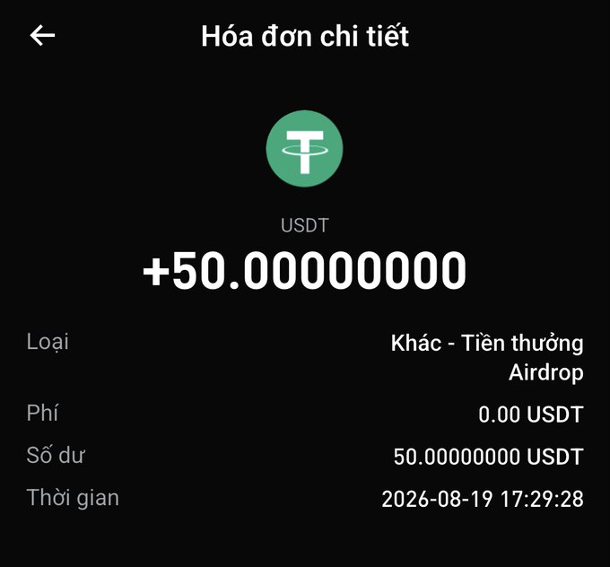 The image shows a cryptocurrency transaction receipt in Vietnamese titled "Hóa đơn chi tiết" displaying an airdrop reward of +50.00000000 USDT (Tether), categorized as "Khác - Tiền thưởng Airdrop" with a zero fee, reflecting a new balance of 50.00000000 USDT dated 2026-08-19. This supports the caption by visually confirming the "lộc lá" (windfall/fortune) received from a web3 airdrop, enough to fund a celebratory drinking session.