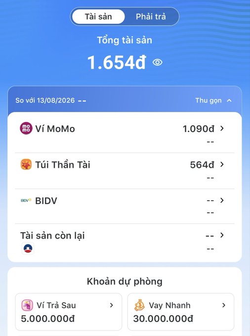 Vietnamese mobile banking app screenshot in Vietnamese showing total assets ('Tổng tài sản') of 1.654đ, including MoMo wallet (1.090đ) and Thần Tài wallet (564đ), plus loan offers.