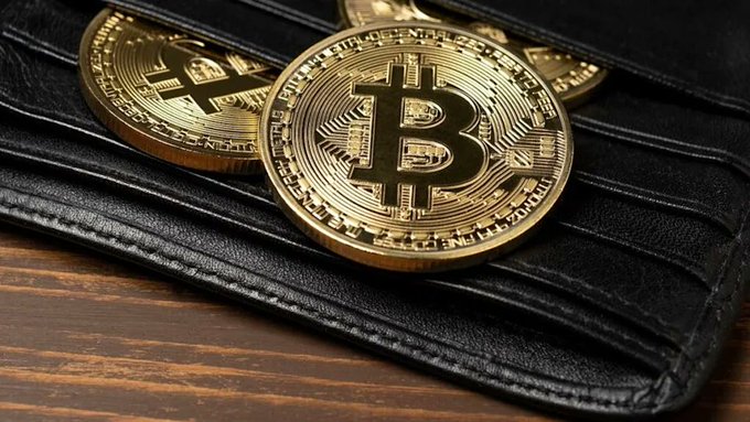 The image shows an abandoned wallet containing 35.55 Bitcoins that have been moved out after 14 years. The wallet is sitting at the center of a $285 million class action lawsuit, where its owner had to prove ownership by November 5, 2055. The wallet's current state represents abandonment, and its value as digital assets has increased significantly since then.