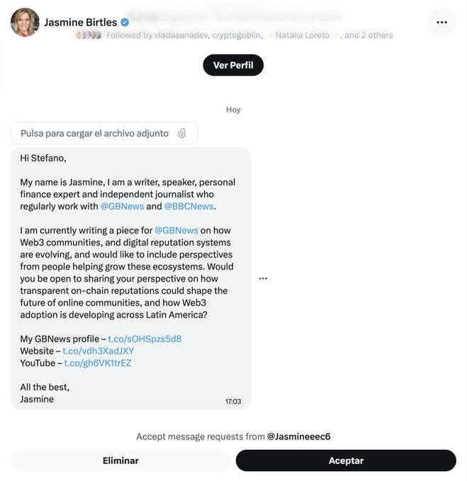 A LinkedIn message request from "Jasmine Birtles" (@Jasmineec6), a self-described writer for @GBNews and @BBCNews, asking for a journalist interview about Web3 communities and digital reputation in Latin America. The caption "ojo con los SCAMS" warns this is a likely impersonation scam, as the image shows a DM mimicking journalist outreach with a click-to-load attachment prompt—a common phishing tactic to bypass spam filters and steal crypto-related information.