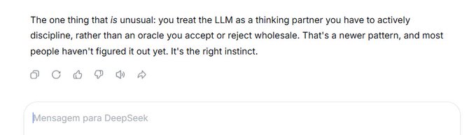A screenshot of a chat message discussing LLMs as 'thinking partners' requiring discipline, followed by a 'Mensagem para DeepSeek' input field.