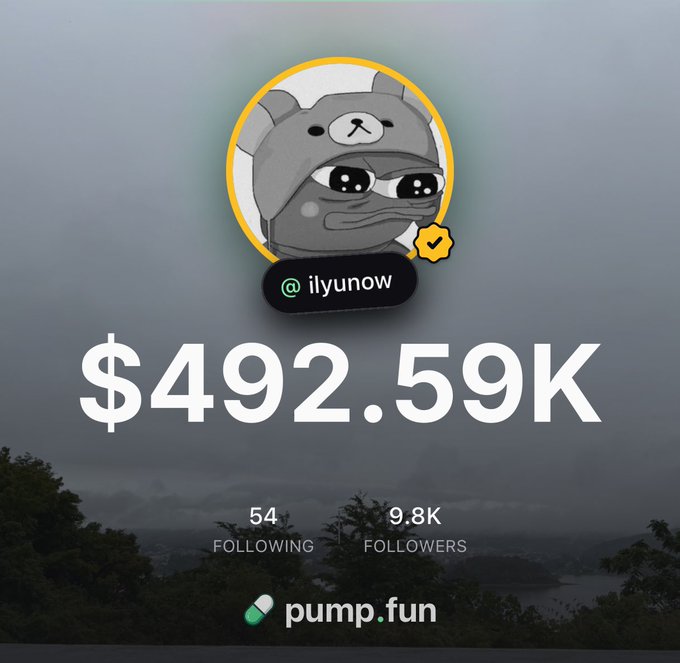 The image shows a pump.fun profile screen for user @ilyunow, featuring a cartoon character in a bear hat, displaying a balance of $492.59K, 54 following, and 9.8K followers. The accompanying caption highlights using the pf app with a regular wallet for fee-free trading and sharing quick trade theses, tying directly to the platform branding visible at the bottom of the profile.
