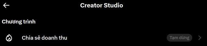 A 'Creator Studio' menu screen in Vietnamese with options for 'Chương trình' and 'Chia sẻ doanh thu' (Revenue sharing) marked as 'Tạm dừng' (Paused).